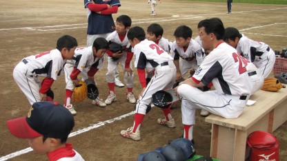 ベンチ前で円陣を組み、気合い入れ！