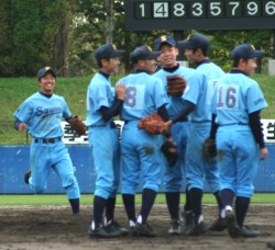 救援好投した中村（中央８番）の周りに集まって優勝を喜び合う新琴似ナイン