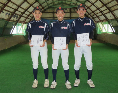 写真左から佐藤、菅野主将、奥澤(恵庭シニア)